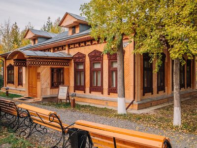 Историко-культурный центр «Старый Сургут». Комплекс из 14 деревянных домов, каждое здание — реконструкция исторических построек. Адрес: ул. Энергетиков, 2