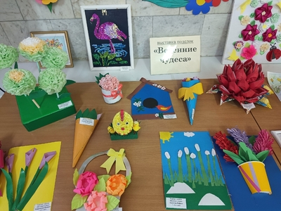 В фойе 1 этажа, в предверии праздника, была организована выставка поделок "Весенние чудеса", посвящённая Международному женскому дню - 8 марта.