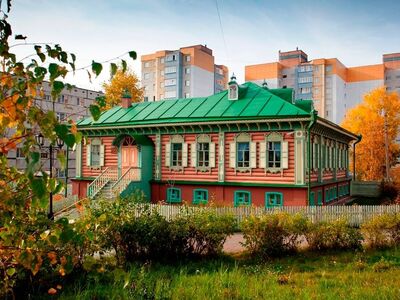 Музейный комплекс «Купеческая усадьба. Дом купца Г.С. Клепикова». Единственный в Сургуте памятник архитектуры конца XIX — начала XX веков, сохранившийся на своём историческом месте. Сегодня «Купеческая усадьба» — музейный комплекс, рассказывающий об истории города, пароходстве на Оби и купеческом быте.