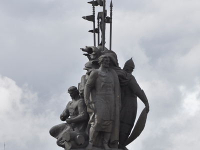 Памятник основателям Сургута — бронзовая композиция, открытая 12 июня 2002 года на площади 400-летия Сургута.
Расположен на центральном транспортном кольце, состоит из четырёх бронзовых фигур: священника, князя, воеводы и казака.