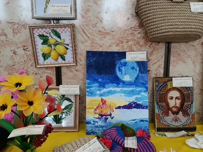 Выставка творческих работ "Рукам - работа, душе - праздник!" стала ярким событием прошедшей недели! На выставке были представлены замечательные работы, выполненные руками мам и бабушек обучающихся МБОУ СОШ 15 г. Сургута.