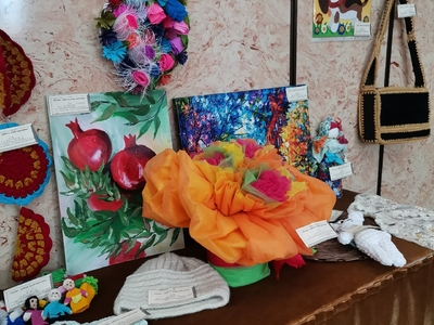 Выставка творческих работ "Рукам - работа, душе - праздник!" стала ярким событием прошедшей недели! На выставке были представлены замечательные работы, выполненные руками мам и бабушек обучающихся МБОУ СОШ 15 г. Сургута.