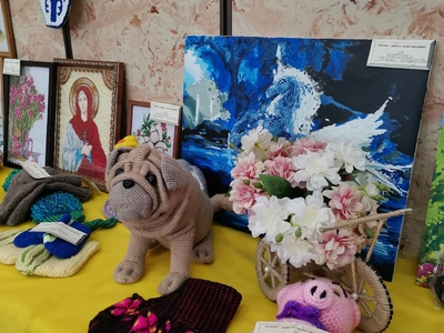 Выставка творческих работ "Рукам - работа, душе - праздник!" стала ярким событием прошедшей недели! На выставке были представлены замечательные работы, выполненные руками мам и бабушек обучающихся МБОУ СОШ 15 г. Сургута.