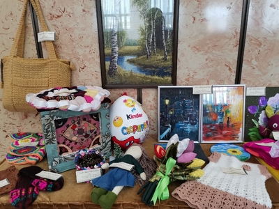 Выставка творческих работ "Рукам - работа, душе - праздник!" стала ярким событием прошедшей недели! На выставке были представлены замечательные работы, выполненные руками мам и бабушек обучающихся МБОУ СОШ 15 г. Сургута.