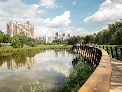 Парк «За Саймой» — центральная часть Сургута, между Университетской улицей и Пролетарским проспектом. Здесь проложены экотропы для прогулок и велодорожки протяжённостью более 5 км. Для семейного отдыха оборудованы зоны с беседками и мангалами, современная детская площадка.