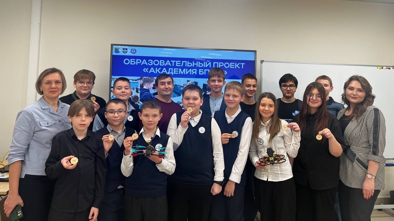 ОСВАИВАЕМ ВОЗДУШНОЕ ПРОСТРАНСТВО : ШКОЛЬНИКИ ПОСЕТИЛИ МАСТЕР-КЛАСС ПО УПРАВЛЕНИЮ БПЛА