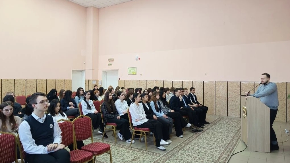 5 марта 2026 года в нашей школе состоялась важная встреча для старшеклассников — обучающиеся 10-11 классов встретились с представителем Санкт-Петербургского университета технологий управления и экономики, Садовниковым Никитой Алексеевичем, главным специалистом управления по работе с абитуриентами.